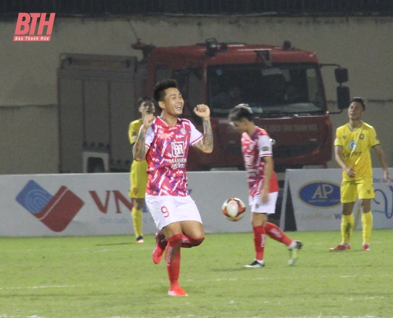 Chơi thiếu người trong 2/3 thời gian, Đông Á Thanh Hóa chia điểm với TP Hồ Chí Minh