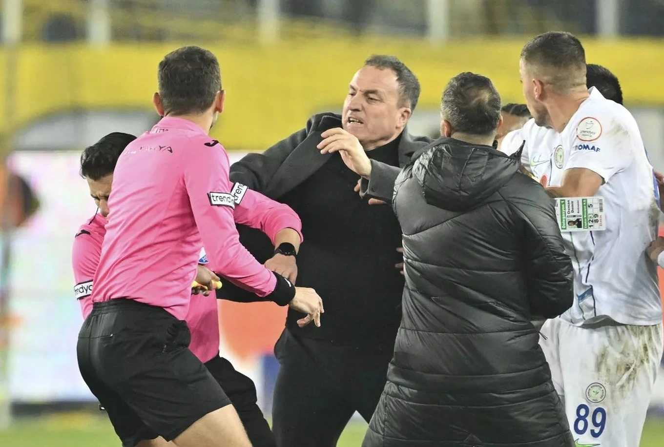 HLV Gong Oh-kyun vẫn chưa thắng ở V-League; Mourinho tố báo Anh bịa đặt