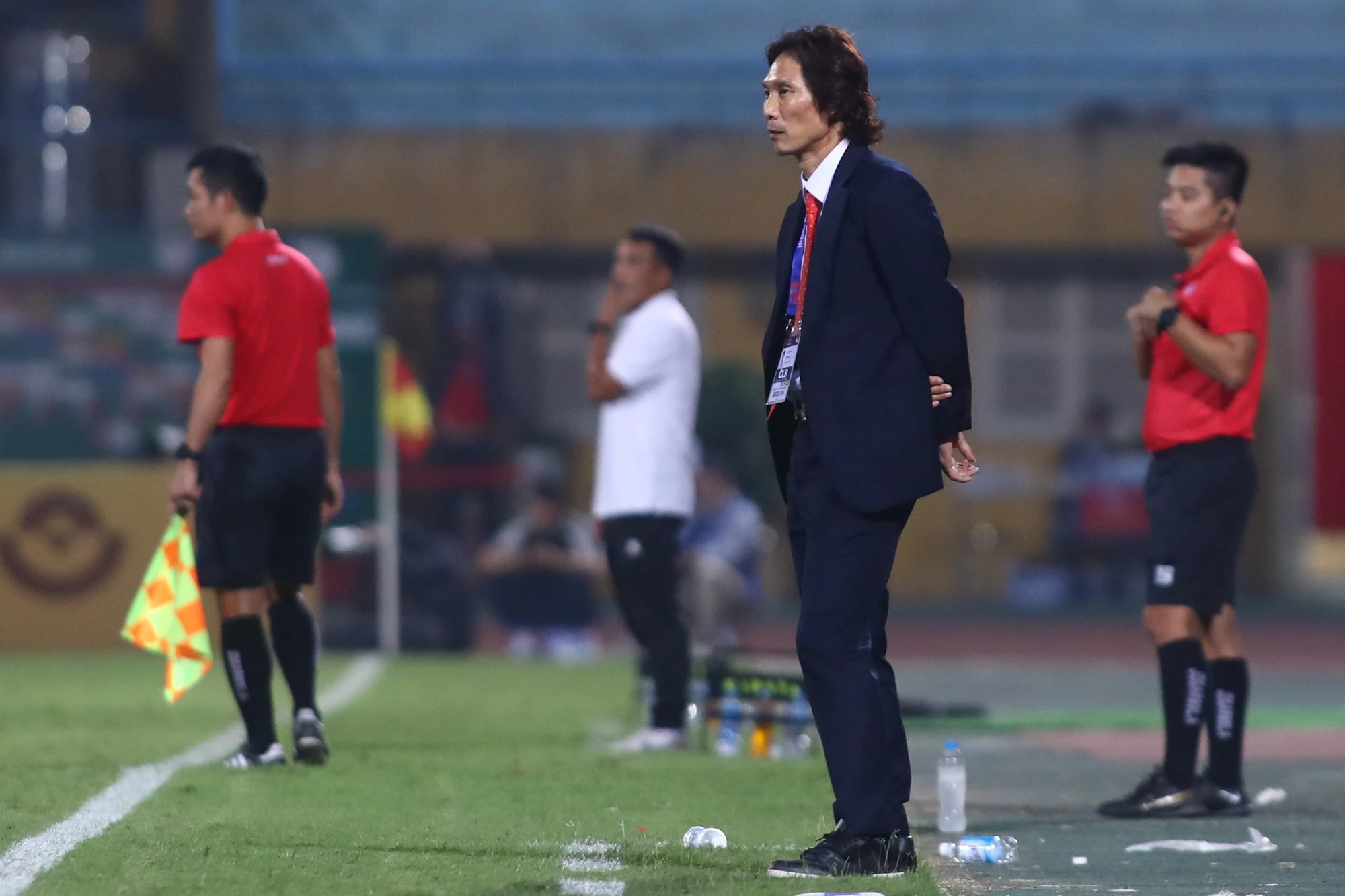 HLV Gong Oh-kyun vẫn chưa thắng ở V-League; Mourinho tố báo Anh bịa đặt