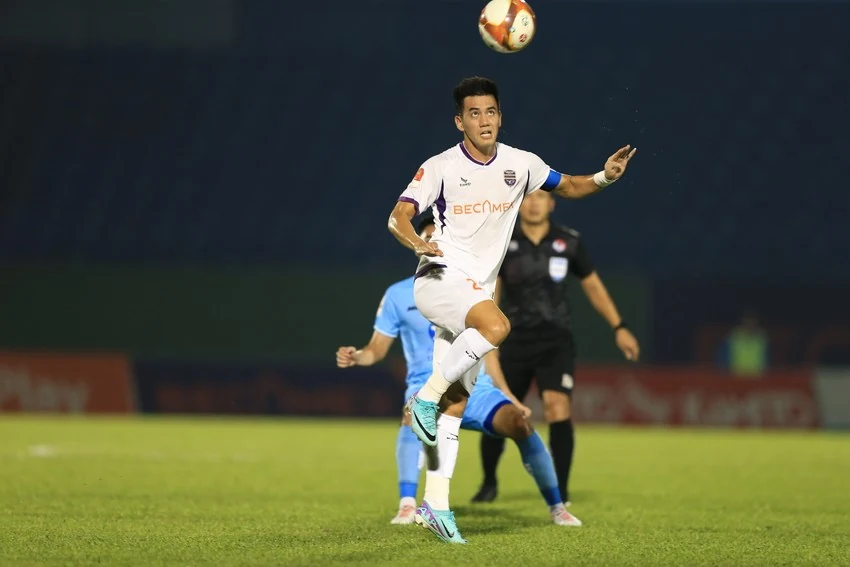 Thủ môn Bùi Tiến Dũng sắp cập bến Hoàng Anh Gia Lai; Man City rơi chiến thắng ở phút 90+5