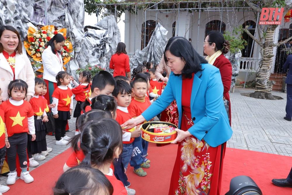 Trưởng Ban Dân vận Trung ương Bùi Thị Minh Hoài thăm, chúc mừng Tòa giám mục Thanh Hóa và Giáo xứ Phúc Lãng