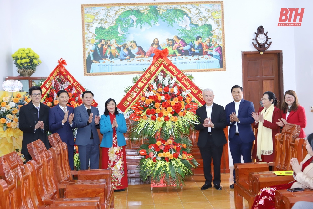 Trưởng Ban Dân vận Trung ương Bùi Thị Minh Hoài thăm, chúc mừng Tòa giám mục Thanh Hóa và Giáo xứ Phúc Lãng