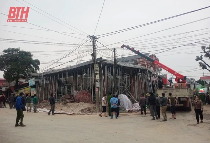 Khẩn trương tìm kiếm nạn nhân mắc kẹt dưới sàn bê tông đổ sập