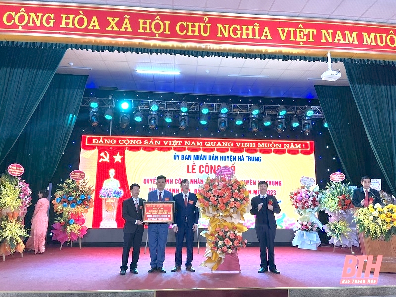 Xã Hà Giang đón nhận Quyết định công nhận xã đạt chuẩn nông thôn mới