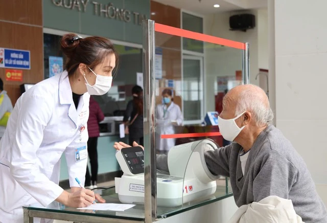 Từ năm 2024, người trên 75 tuổi được ưu tiên khi khám, chữa bệnh