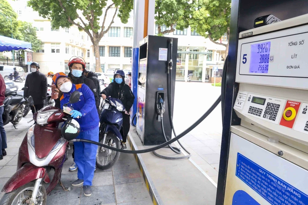 Kỳ điều hành đầu tiên năm 2024, giá xăng RON95-III giảm hơn 200 đồng mỗi lít
