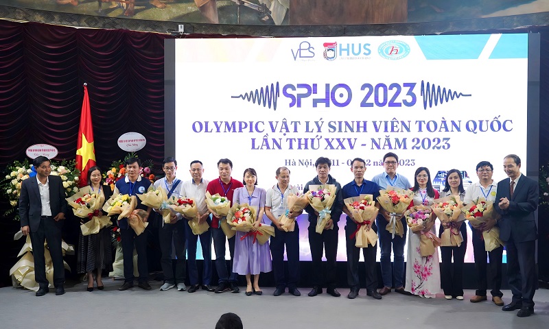 Tặng Bằng khen cho sinh viên đoạt giải tại Kỳ thi Olympic Vật lý sinh viên toàn quốc năm 2023