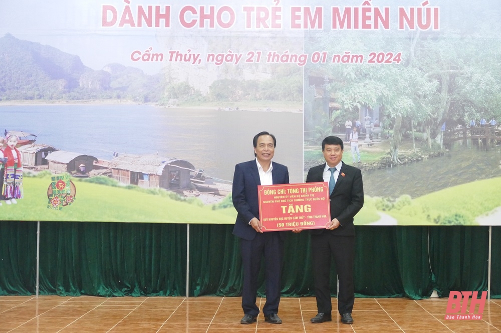 Mang Tết ấm yêu thương đến với trẻ em dân tộc thiểu số