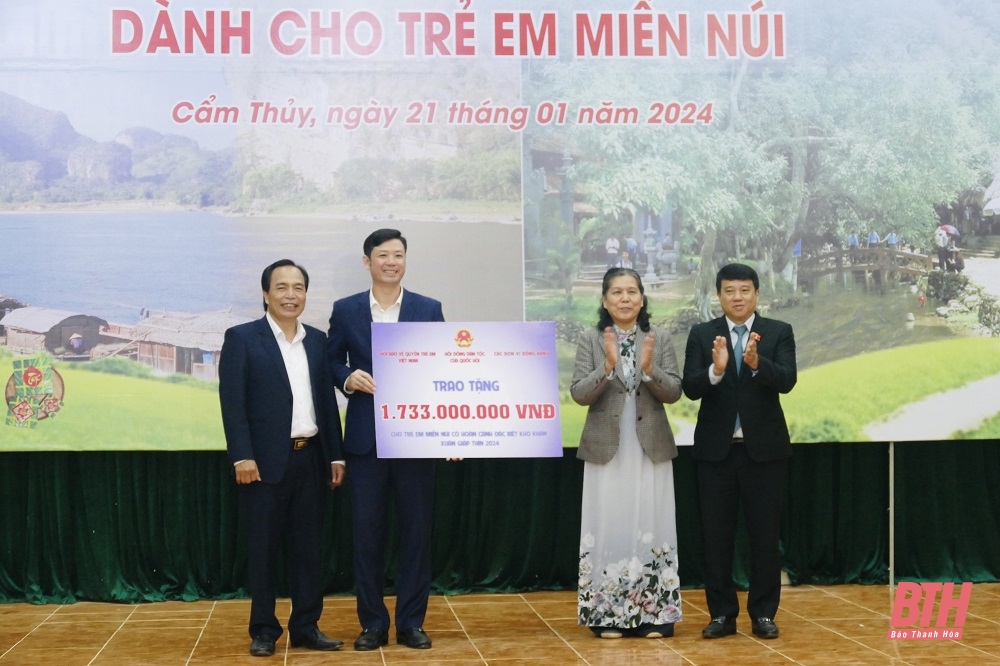 Mang Tết ấm yêu thương đến với trẻ em dân tộc thiểu số