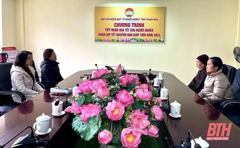 Ủy ban MTTQ tỉnh tiếp nhận quà tết cho người nghèo