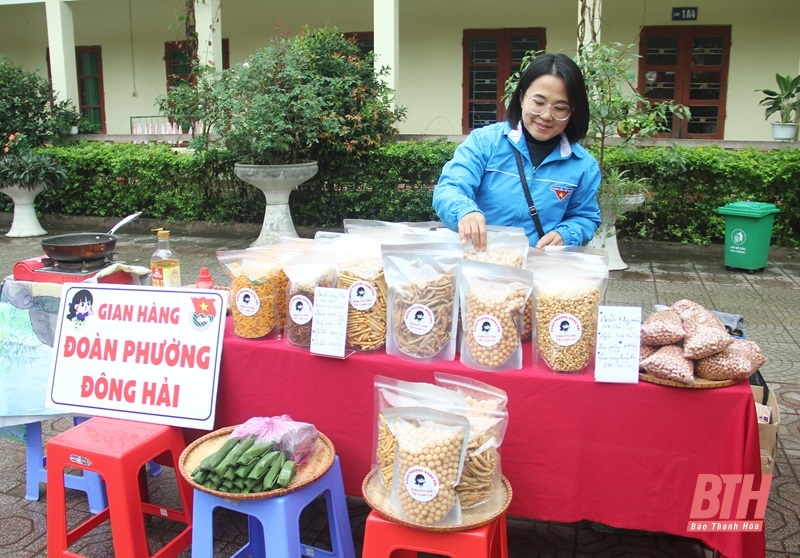 Ấm áp phiên chợ từ thiện “Điểm hẹn mùa xuân”