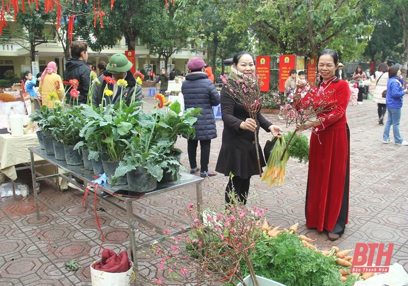 Ấm áp phiên chợ từ thiện “Điểm hẹn mùa xuân”