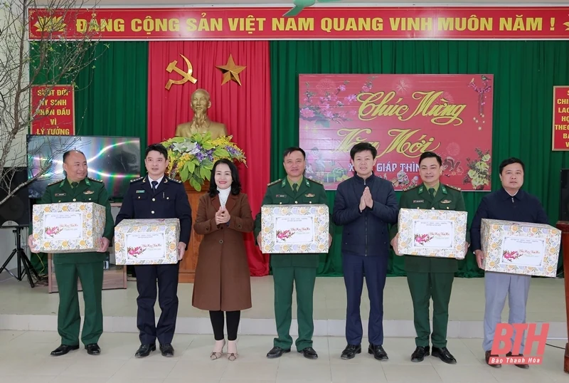 Phó Chủ tịch Thường trực HĐND tỉnh Lê Tiến Lam kiểm tra tình hình sản xuất, đời sống tại huyện Quan Sơn