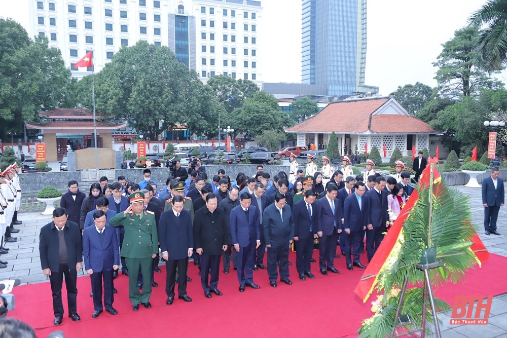 Thủ tướng Chính phủ Phạm Minh Chính dâng hương tưởng niệm Chủ tịch Hồ Chí Minh