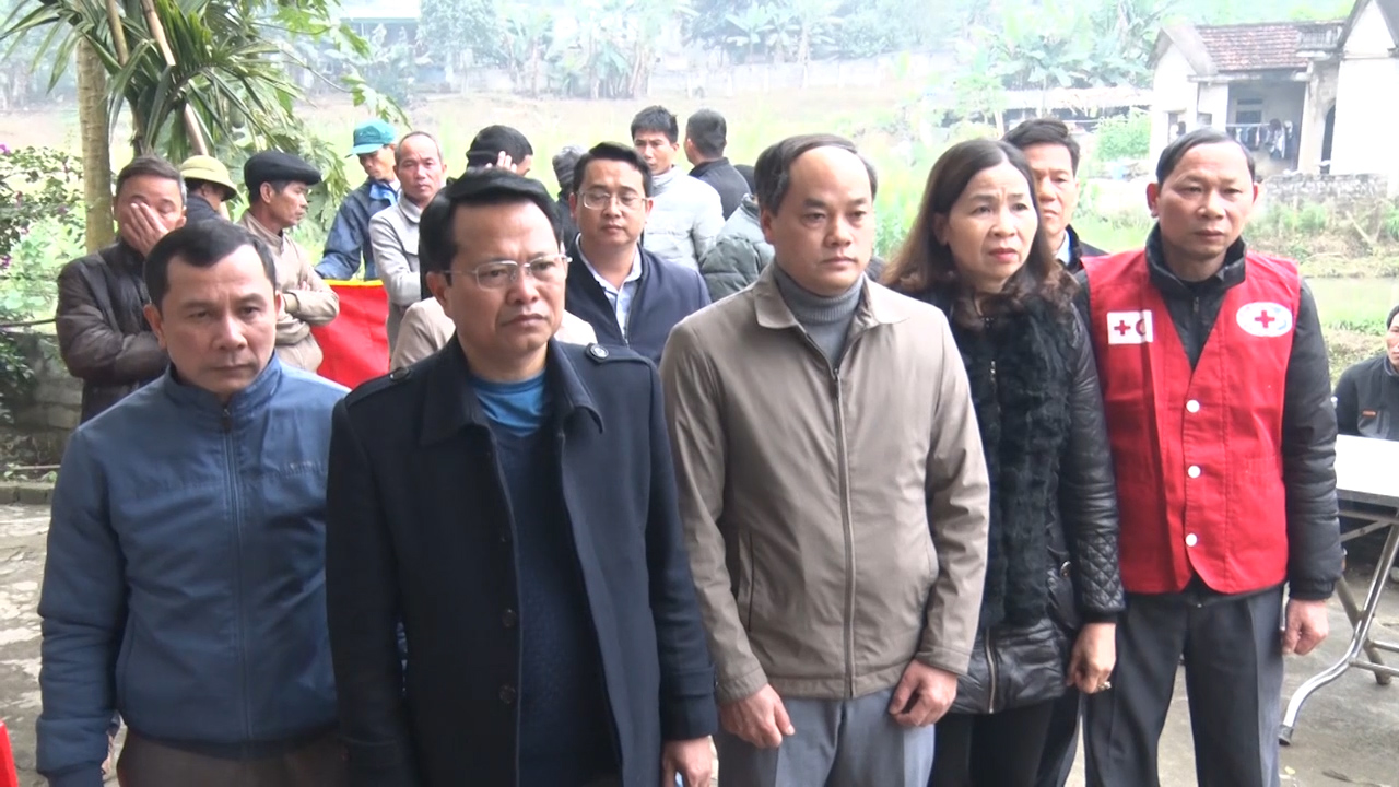 Lãnh đạo huyện Như Xuân thăm hỏi, hỗ trợ gia đình nạn nhân bị tai nạn giao thông