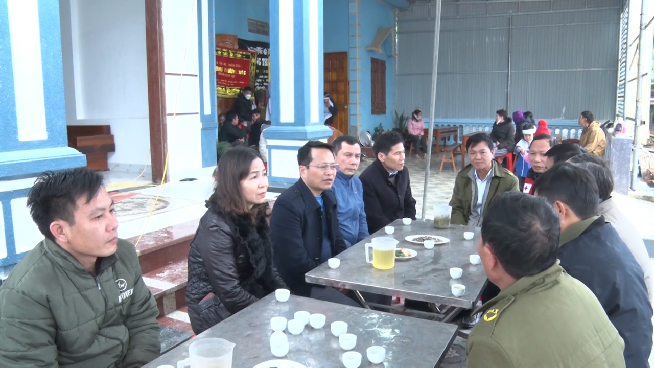 Lãnh đạo huyện Như Xuân thăm hỏi, hỗ trợ gia đình nạn nhân bị tai nạn giao thông