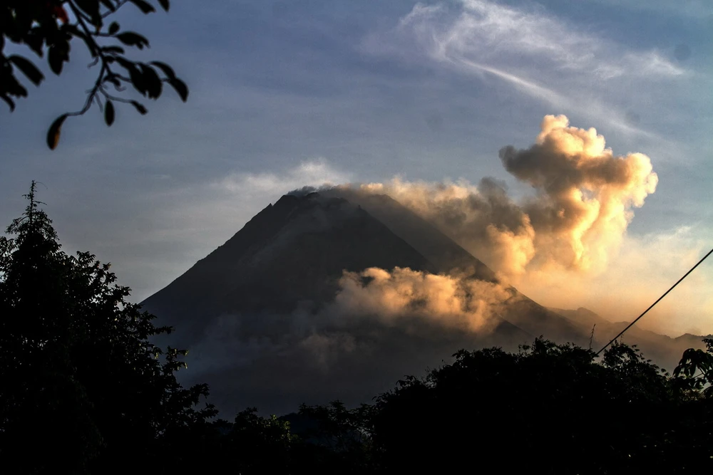 Nhiều núi lửa tại Indonesia phun trào khiến hàng nghìn người phải sơ tán