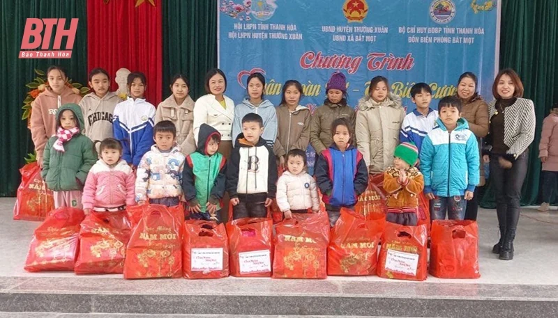 Trao tặng gần 200 suất quà tại Chương trình “Xuân đoàn kết - Tết biên cương”