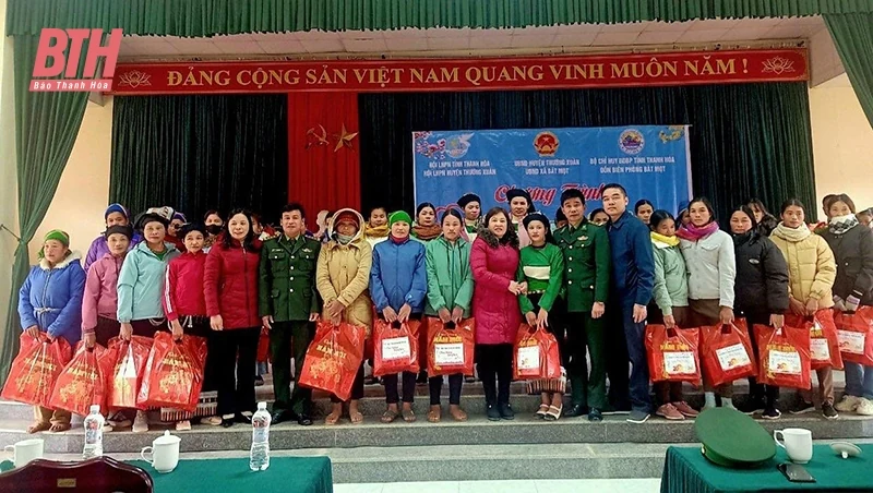 Trao tặng gần 200 suất quà tại Chương trình “Xuân đoàn kết - Tết biên cương”