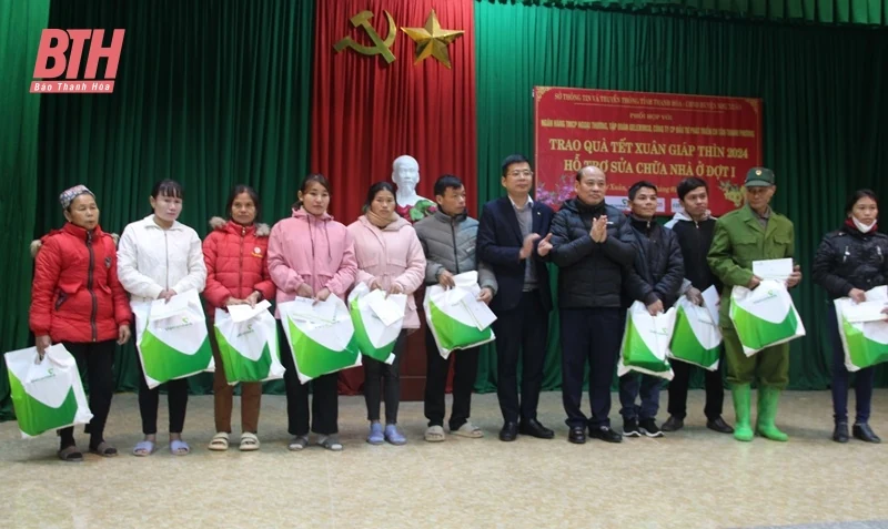 Trao quà tết, hỗ trợ sửa chữa nhà cho hộ nghèo huyện Như Xuân