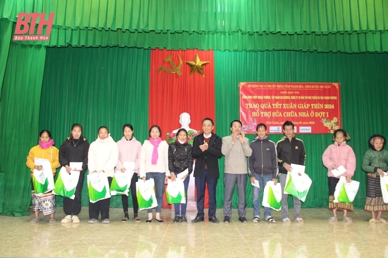 Trao quà tết, hỗ trợ sửa chữa nhà cho hộ nghèo huyện Như Xuân