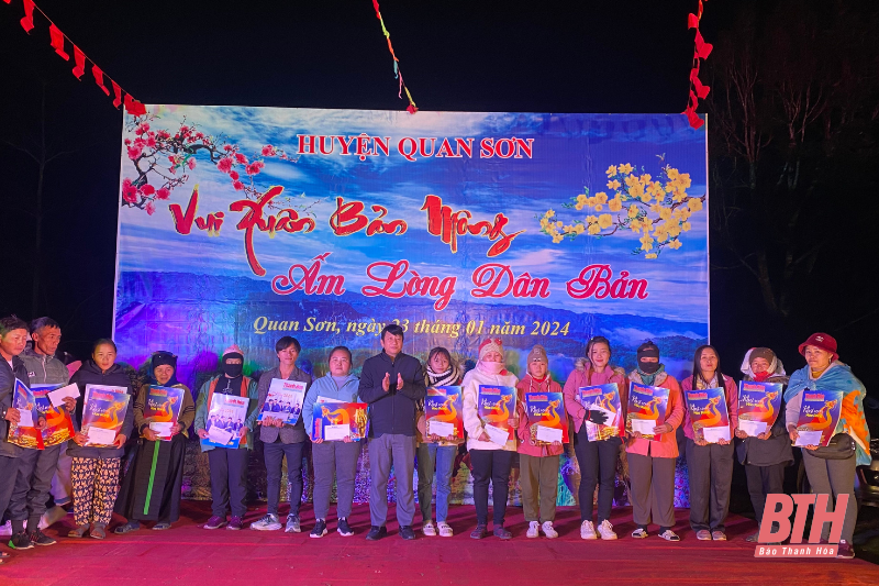 Quỹ Tấm lòng vàng Báo Thanh Hoá trao quà cho đồng bào bản Mông tại huyện Quan Sơn