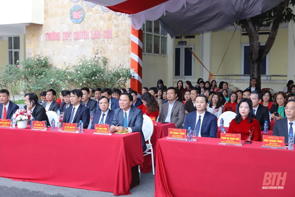 Tuyên dương, trao thưởng cho học sinh và giáo viên có học sinh đoạt giải quốc gia THPT năm học 2023-2024