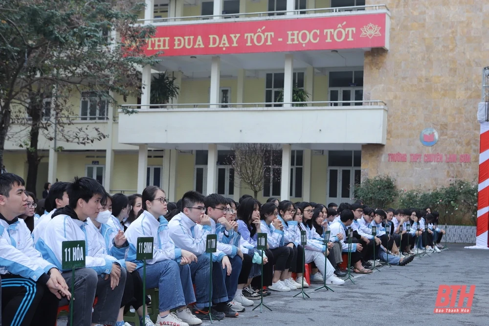 Tuyên dương, trao thưởng cho học sinh và giáo viên có học sinh đoạt giải quốc gia THPT năm học 2023-2024