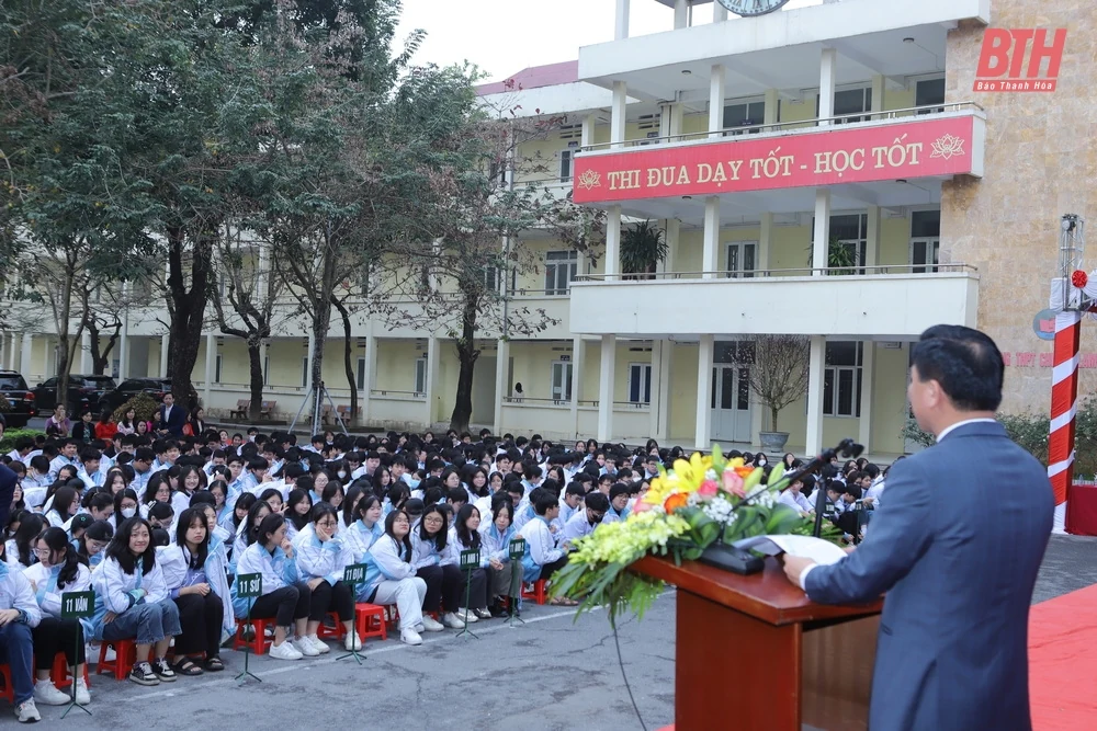 Tuyên dương, trao thưởng cho học sinh và giáo viên có học sinh đoạt giải quốc gia THPT năm học 2023-2024