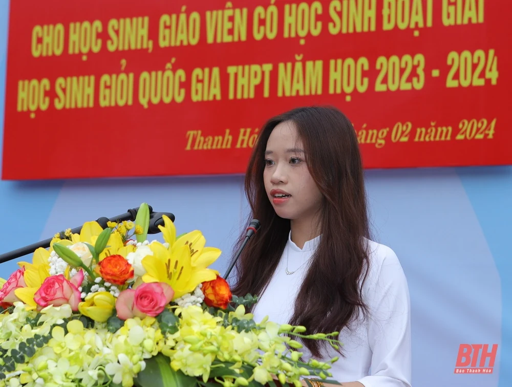 Tuyên dương, trao thưởng cho học sinh và giáo viên có học sinh đoạt giải quốc gia THPT năm học 2023-2024