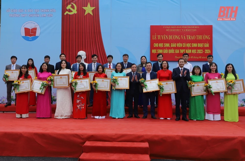 Tuyên dương, trao thưởng cho học sinh và giáo viên có học sinh đoạt giải quốc gia THPT năm học 2023-2024