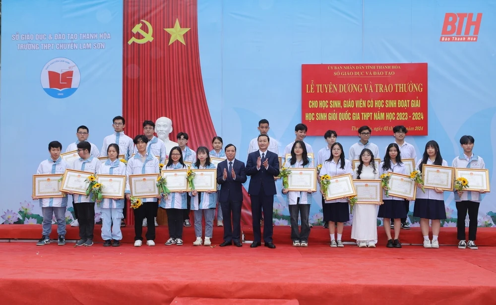 Tuyên dương, trao thưởng cho học sinh và giáo viên có học sinh đoạt giải quốc gia THPT năm học 2023-2024