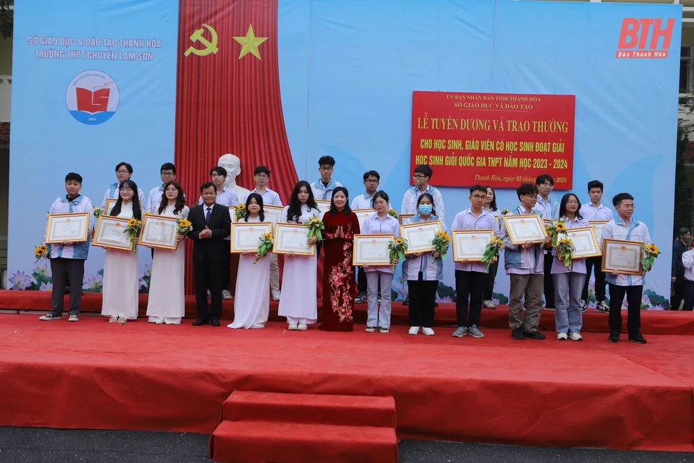 Tuyên dương, trao thưởng cho học sinh và giáo viên có học sinh đoạt giải quốc gia THPT năm học 2023-2024