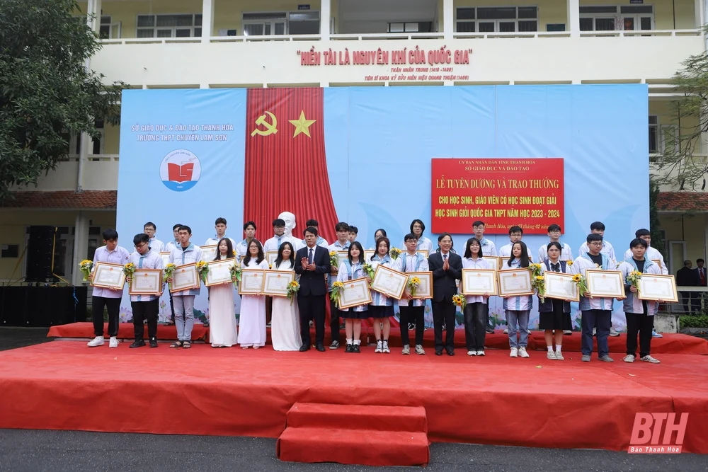 Tuyên dương, trao thưởng cho học sinh và giáo viên có học sinh đoạt giải quốc gia THPT năm học 2023-2024