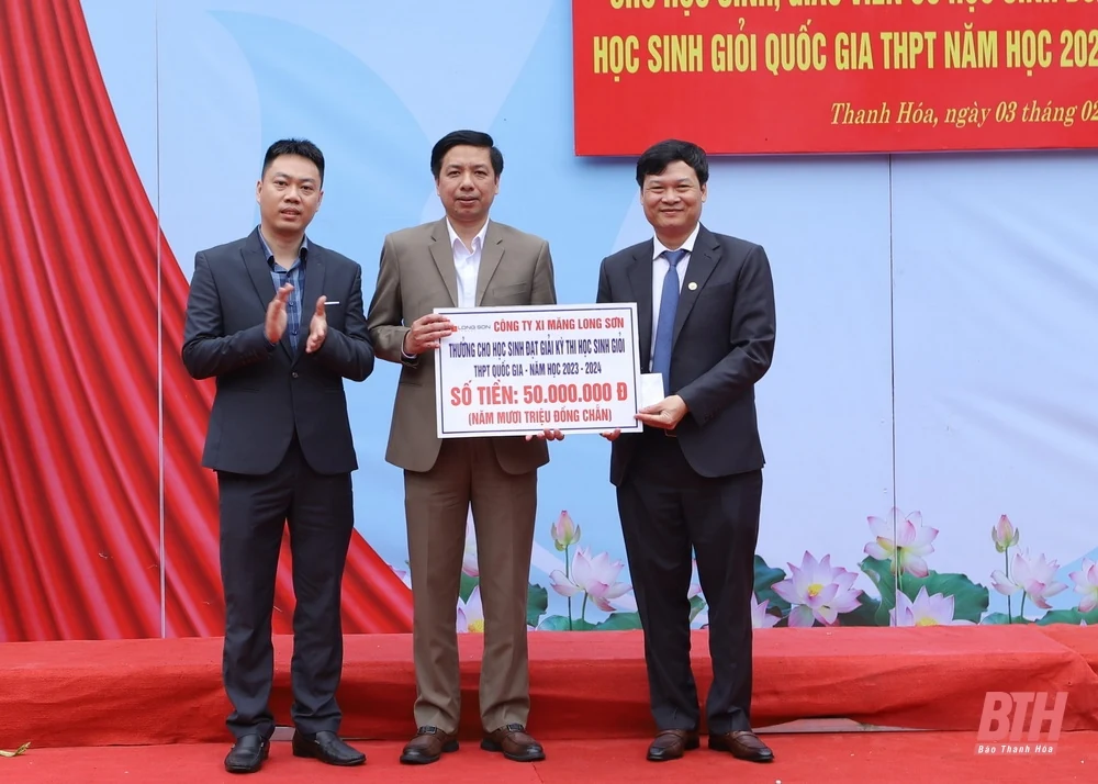 Tuyên dương, trao thưởng cho học sinh và giáo viên có học sinh đoạt giải quốc gia THPT năm học 2023-2024