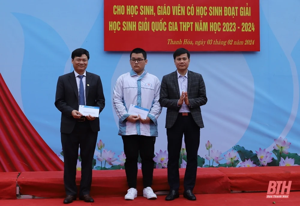 Tuyên dương, trao thưởng cho học sinh và giáo viên có học sinh đoạt giải quốc gia THPT năm học 2023-2024