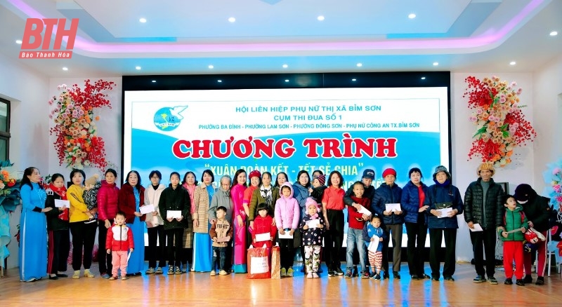 Tặng quà hội viên, phụ nữ, trẻ em nghèo trong chương trình “Xuân đoàn kết - Tết sẻ chia”