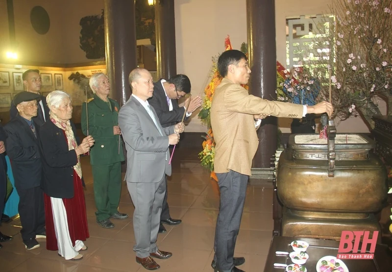 Phường Phú Sơn dâng hương tưởng niệm Chủ tịch Hồ Chí Minh nhân ngày thành lập Đảng