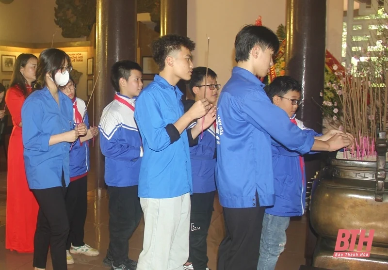 Phường Phú Sơn dâng hương tưởng niệm Chủ tịch Hồ Chí Minh nhân ngày thành lập Đảng