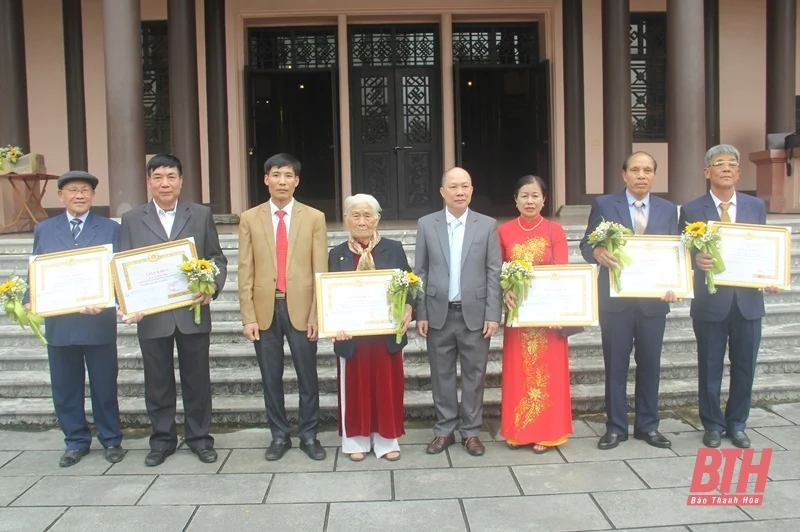 Phường Phú Sơn dâng hương tưởng niệm Chủ tịch Hồ Chí Minh nhân ngày thành lập Đảng