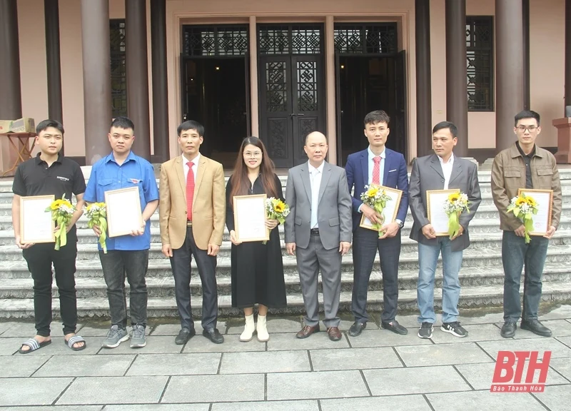 Phường Phú Sơn dâng hương tưởng niệm Chủ tịch Hồ Chí Minh nhân ngày thành lập Đảng