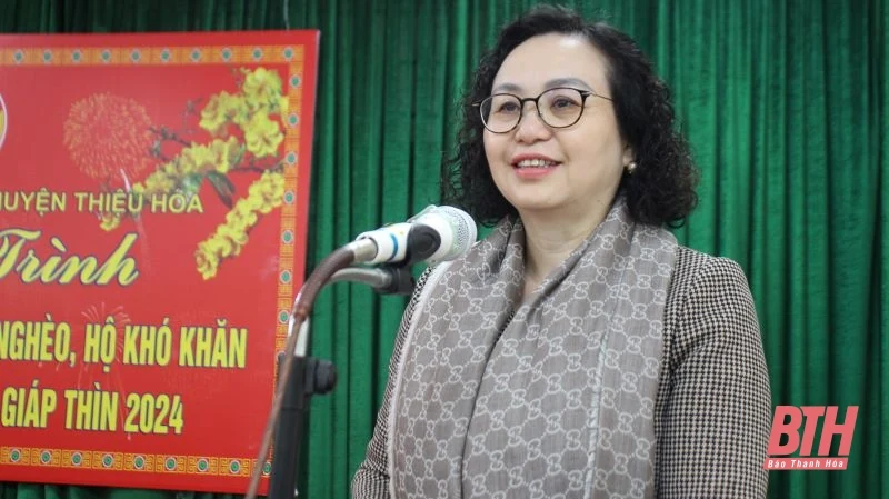 Phó Chủ tịch Hội đồng Dân tộc của Quốc hội thăm, tặng quà cho các gia đình có hoàn cảnh khó khăn các huyện Thiệu Hóa, Triệu Sơn
