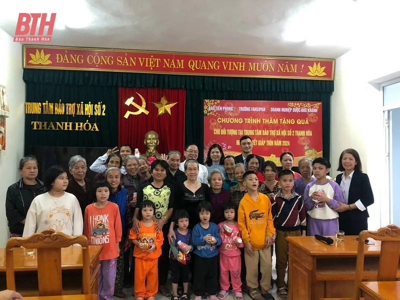 Mang tết ấm đến với người già ở Trung tâm Bảo trợ xã hội số 2