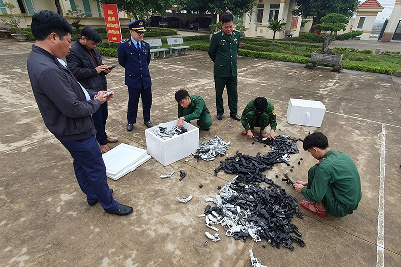 Đồn Biên phòng Đa Lộc tiêu hủy 486 khẩu súng bắn gây nổ