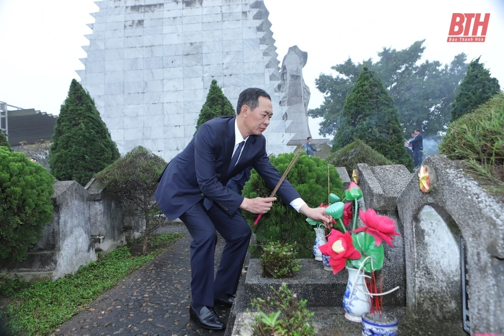 Đoàn đại biểu tỉnh Thanh Hóa dâng hoa, dâng hương tưởng niệm Anh hùng dân tộc Lê Lợi, Chủ tịch Hồ Chí Minh, Mẹ Việt Nam anh hùng và các anh hùng liệt sĩ 