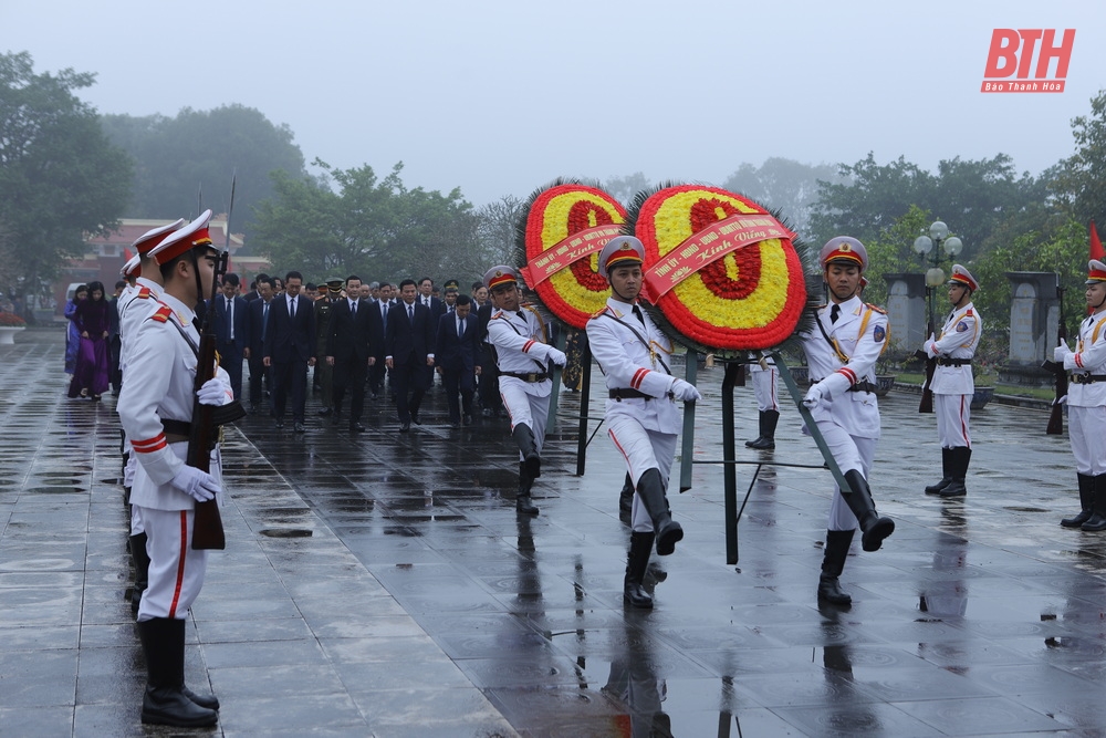 Đoàn đại biểu tỉnh Thanh Hóa dâng hoa, dâng hương tưởng niệm Anh hùng dân tộc Lê Lợi, Chủ tịch Hồ Chí Minh, Mẹ Việt Nam anh hùng và các anh hùng liệt sĩ 