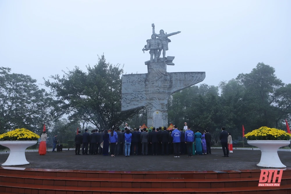 Đoàn đại biểu tỉnh Thanh Hóa dâng hoa, dâng hương tưởng niệm Anh hùng dân tộc Lê Lợi, Chủ tịch Hồ Chí Minh, Mẹ Việt Nam anh hùng và các anh hùng liệt sĩ 