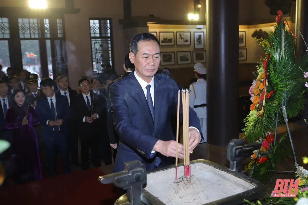 Đoàn đại biểu tỉnh Thanh Hóa dâng hoa, dâng hương tưởng niệm Anh hùng dân tộc Lê Lợi, Chủ tịch Hồ Chí Minh, Mẹ Việt Nam anh hùng và các anh hùng liệt sĩ 