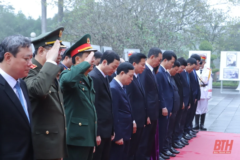Đoàn đại biểu tỉnh Thanh Hóa dâng hoa, dâng hương tưởng niệm Anh hùng dân tộc Lê Lợi, Chủ tịch Hồ Chí Minh, Mẹ Việt Nam anh hùng và các anh hùng liệt sĩ 