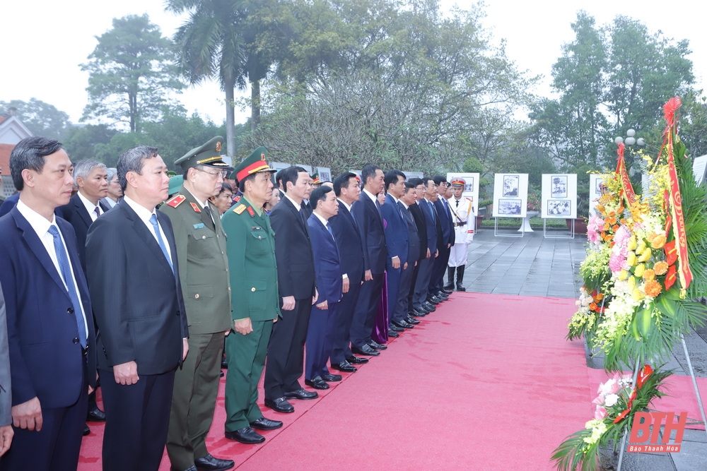 Đoàn đại biểu tỉnh Thanh Hóa dâng hoa, dâng hương tưởng niệm Anh hùng dân tộc Lê Lợi, Chủ tịch Hồ Chí Minh, Mẹ Việt Nam anh hùng và các anh hùng liệt sĩ 